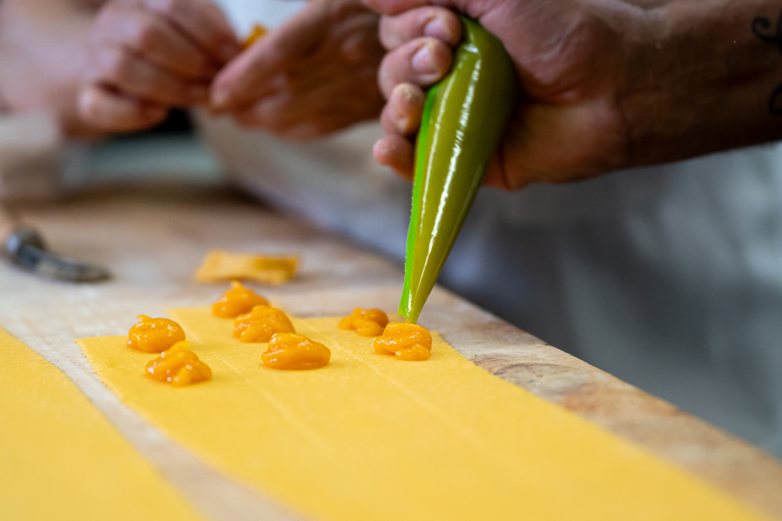Preparazione nella cucina de La Fornace